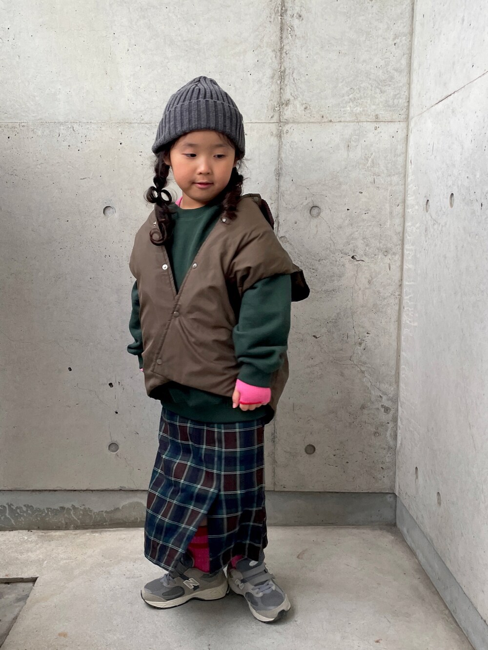 ピンク系のニット/セーター、グリーン系のスウェット、グレー系のスニーカーを着用したキッズの冬コーディネートの3枚目の写真