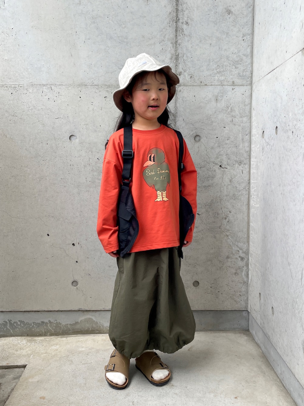 「メッシュベスト、メッシュ、カーゴスカート、サンダル、ハット、アウトドアスタイル、キッズコーデ、女の子」｜「peiyuのアイテム（Tシャツ/カットソー、オレンジ系）」を使った、ioooさん（キッズ・110cm）の春コーディネートの5枚目の写真