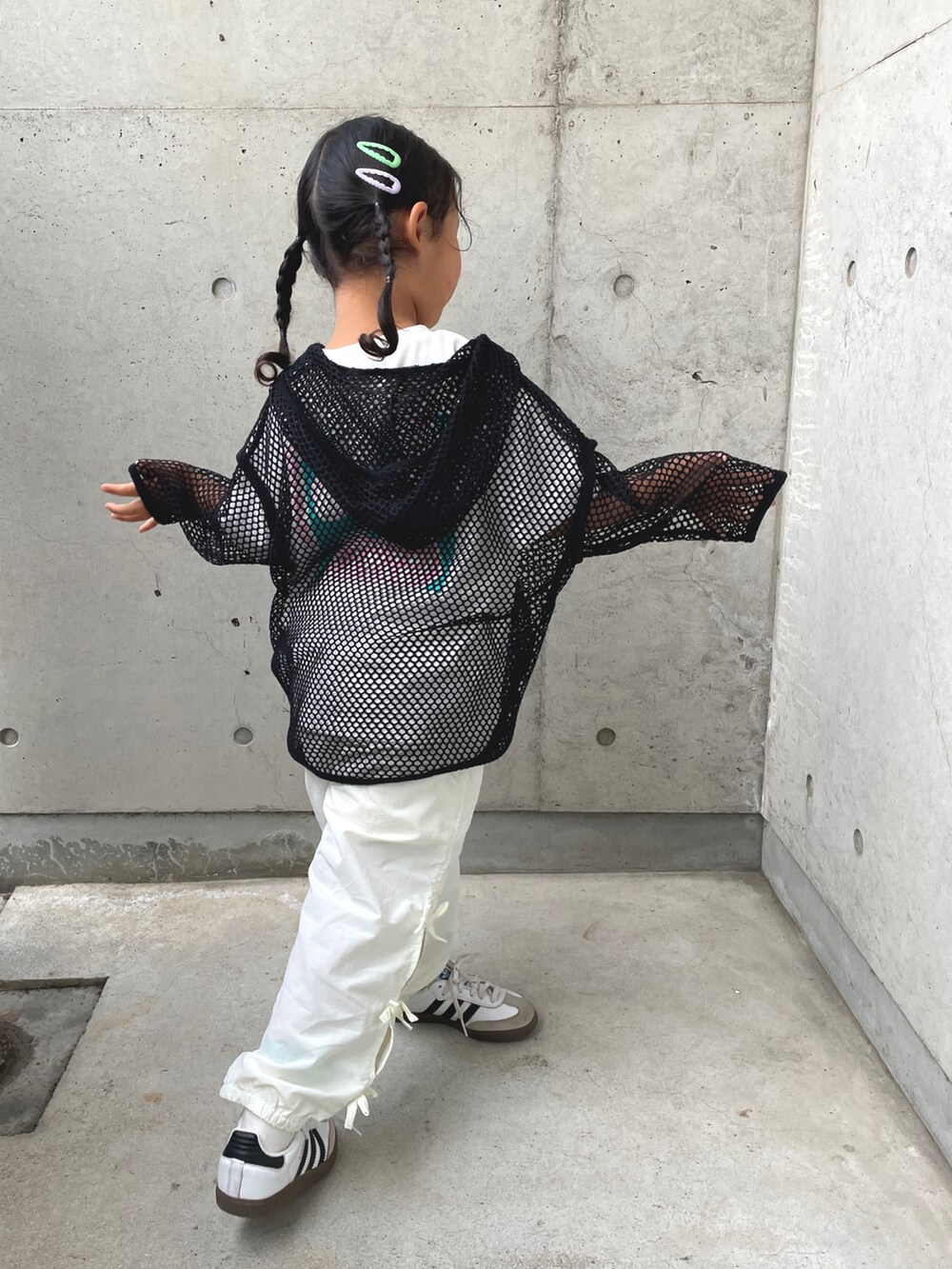 ブラック系のトップス、ホワイト系のその他パンツ、ホワイト系のスニーカーを着用したキッズの春コーディネートの2枚目の写真