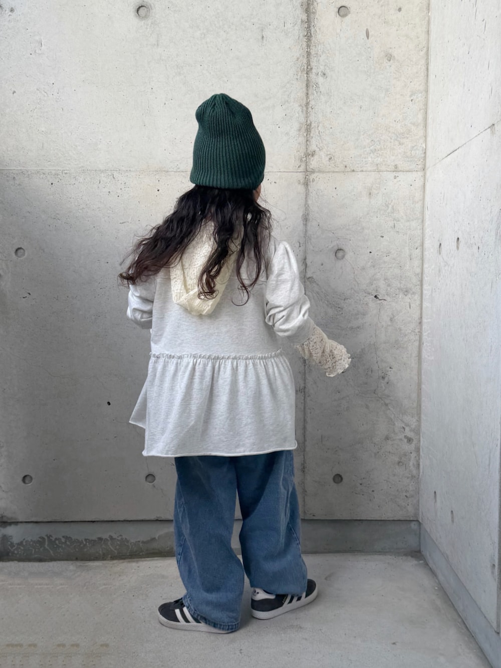 ホワイト系のTシャツ/カットソー、グレー系のワンピース、ブルー系のパンツを着用したキッズの秋コーディネートの4枚目の写真