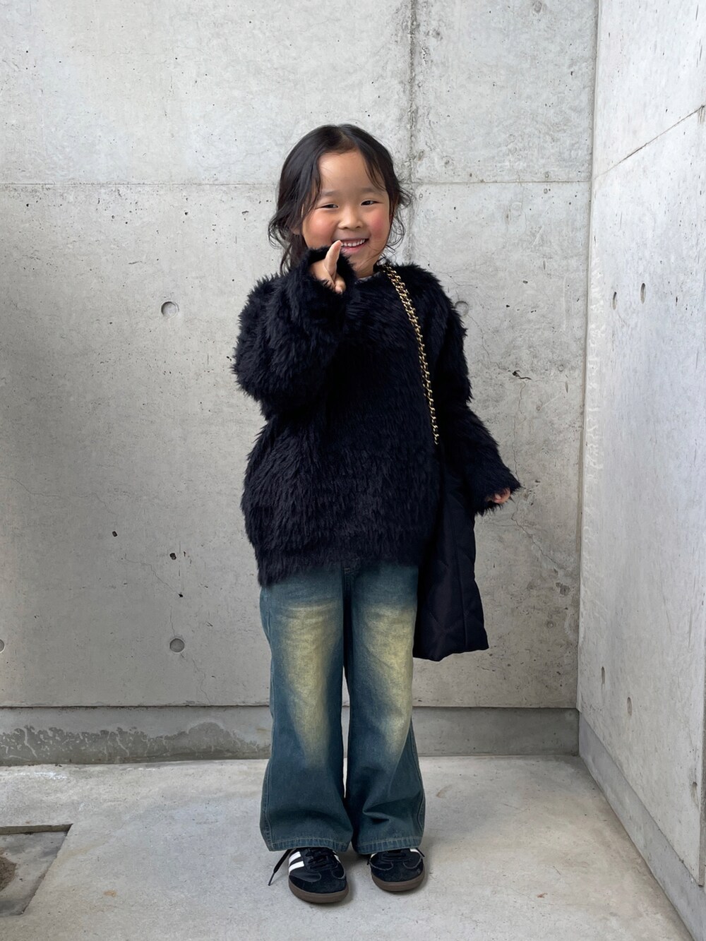 ブラック系のニット/セーター、ブルー系のパンツ、ホワイト系のTシャツ/カットソーを着用したキッズの冬コーディネートの5枚目の写真