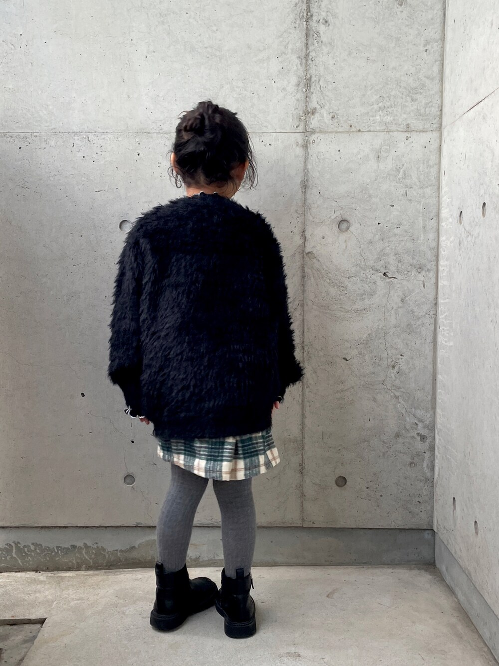 ブラック系のニット/セーター、グリーン系のその他パンツ、ブラック系のTシャツ/カットソーを着用したキッズの秋コーディネートの5枚目の写真