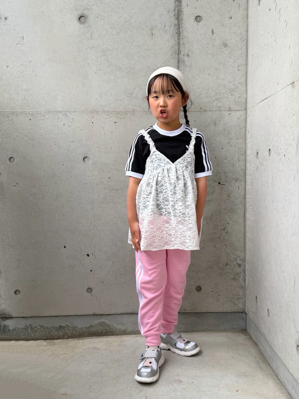 シルバー系のスニーカー、ブラック系のTシャツ/カットソー、ホワイト系のトップスを着用したキッズの春コーディネートの5枚目の写真
