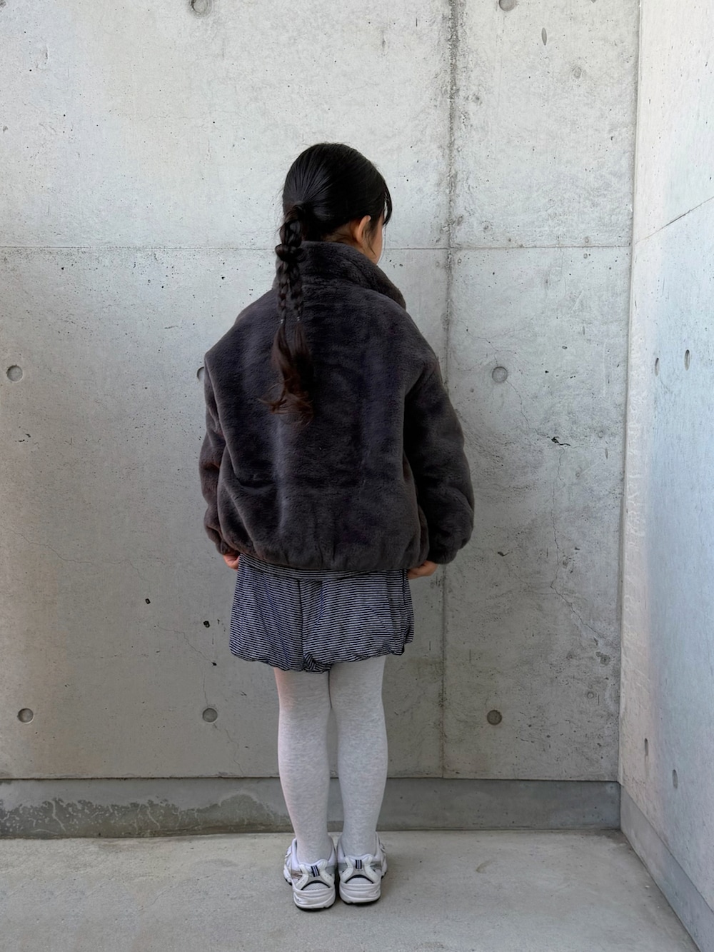 ブラック系のTシャツ/カットソー、レッド系のニット/セーター、ブラック系のその他パンツを着用したキッズの冬コーディネートの2枚目の写真