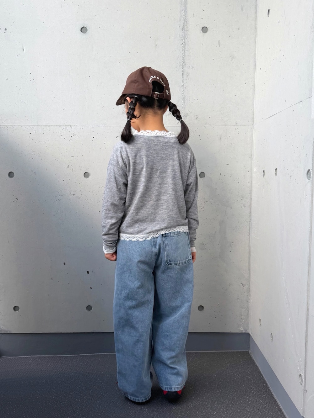 ブルー系のデニムパンツ、グレー系のTシャツ/カットソー、ホワイト系のTシャツ/カットソーを着用したキッズの秋コーディネートの2枚目の写真