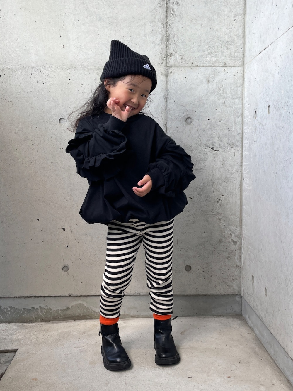「秋っぽコーデ更新中、ハロウィン、モノトーン、モノトーンコーデ、ブラックコーデ、差し色コーデ、ボーダー、ワンピース、キッズコーデ、キッズファッション、女の子」｜「LOWRYS FARMのＵＳＡソデフリルワンピース　148563（ワンピース、ブラック系）」を使った、ioooさん（キッズ・110cm）の秋コーディネートの3枚目の写真
