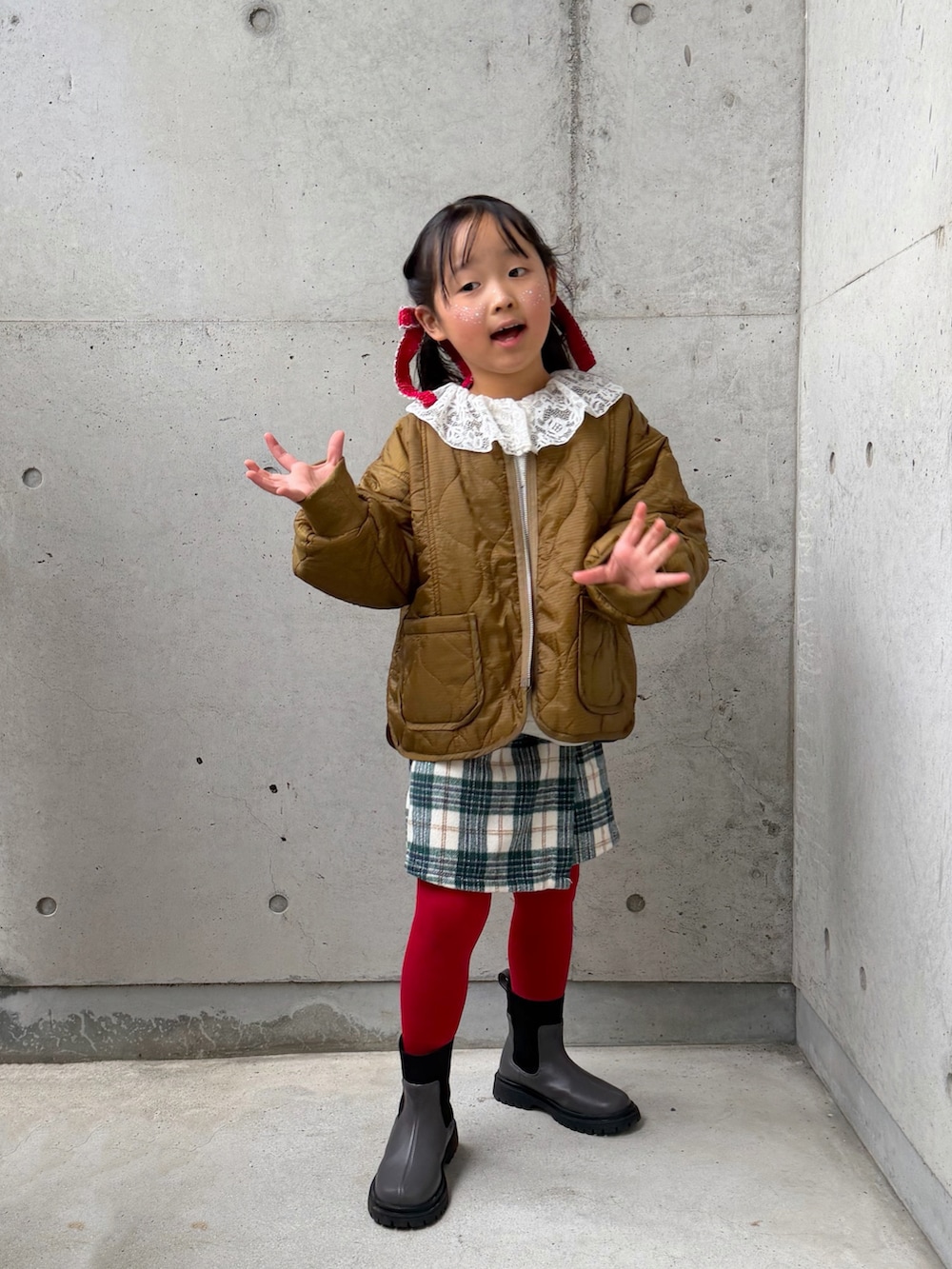 ベージュ系のスウェット、グレー系のブーツ、ブラウン系のダウンジャケット/コートを着用したキッズの冬コーディネートの5枚目の写真