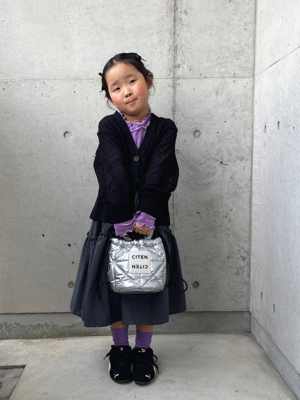 ブラック系のスニーカー、パープル系のTシャツ/カットソー、ブラック系のトップスを着用したキッズの春コーディネートの2枚目の写真