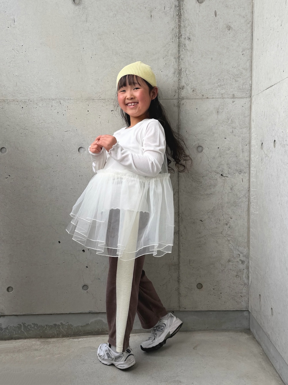 ホワイト系のTシャツ/カットソー、ホワイト系のスニーカー、ブラウン系のその他パンツを着用したキッズの春コーディネートの2枚目の写真