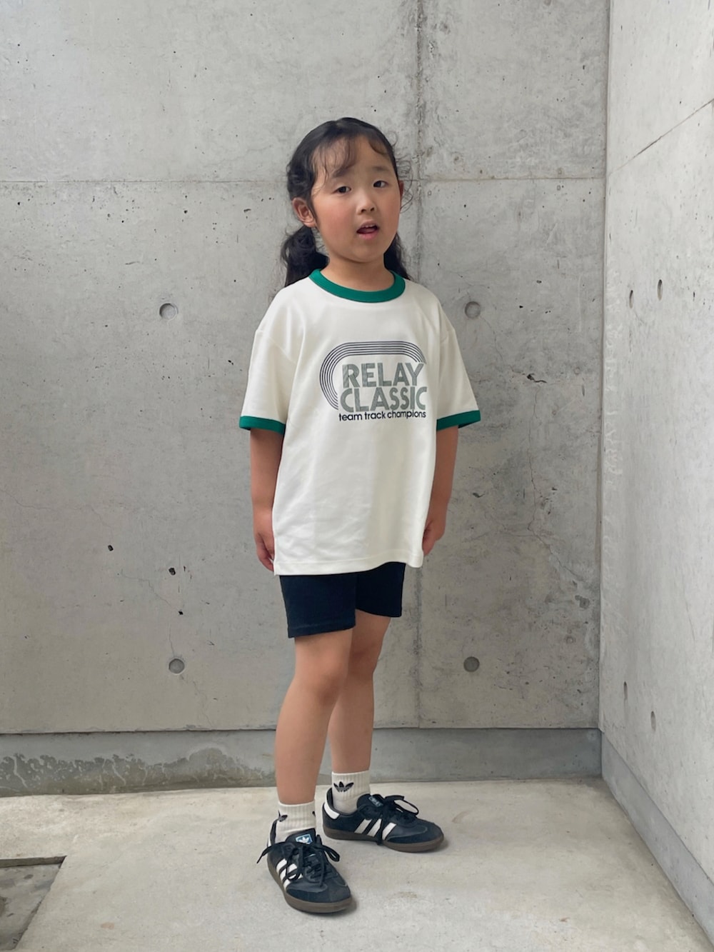 「キッズコーデ、リンガーTシャツ、リブパンツ、スニーカー、トートバッグ」｜「adidasのサンバ OG キッズ / Samba OG Kids（シューズ、ブラック系）」を使った、ioooさん（キッズ・110cm）の春コーディネートの3枚目の写真