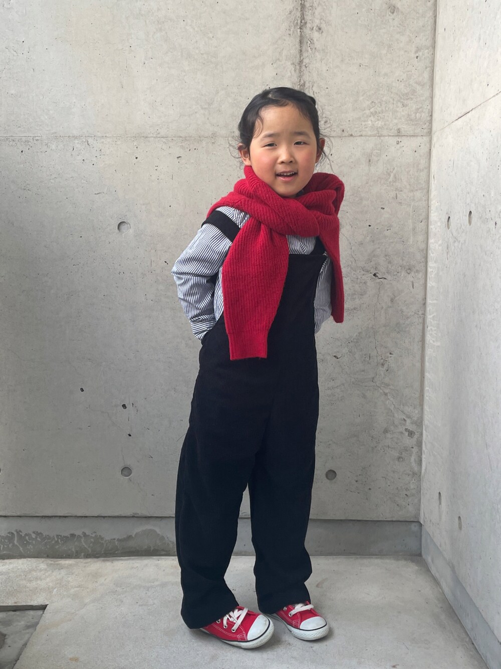 「今日のコーデ、サロペット、ストライプシャツ、コーデュロイ、ニット、ハイカットスニーカー、キッズコーデ」｜「CONVERSEのconverse コンバース CHILD ALL STAR N Z HI キッズスニーカー(チャイルドオールスターNZHI)（スニーカー、レッド系）」を使った、ioooさん（キッズ・110cm）の春コーディネートの5枚目の写真