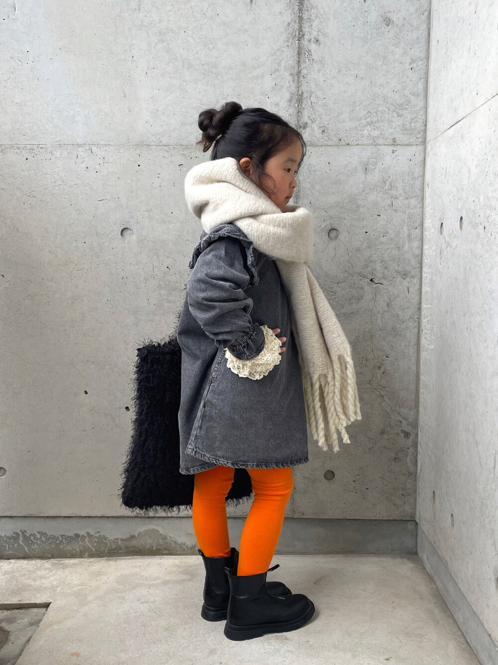 ホワイト系のTシャツ/カットソー、ブラック系のトートバッグ、グレー系のワンピースを着用したキッズの冬コーディネートの4枚目の写真