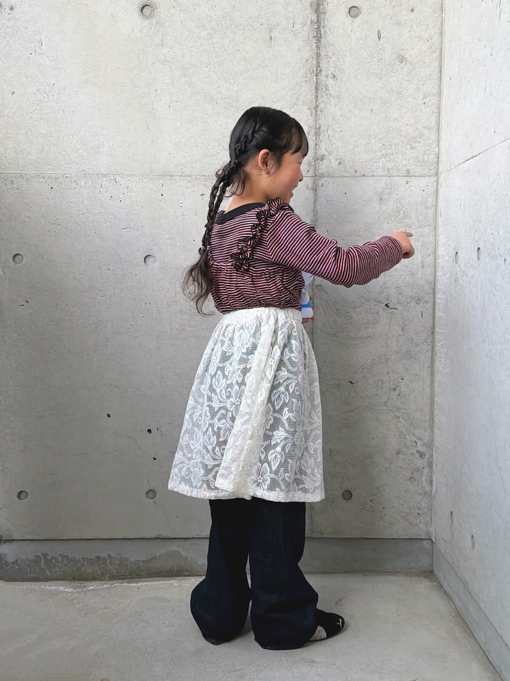 レッド系のキャミソール、レッド系のTシャツ/カットソー、グリーン系のブルゾンを着用したキッズの春コーディネートの5枚目の写真