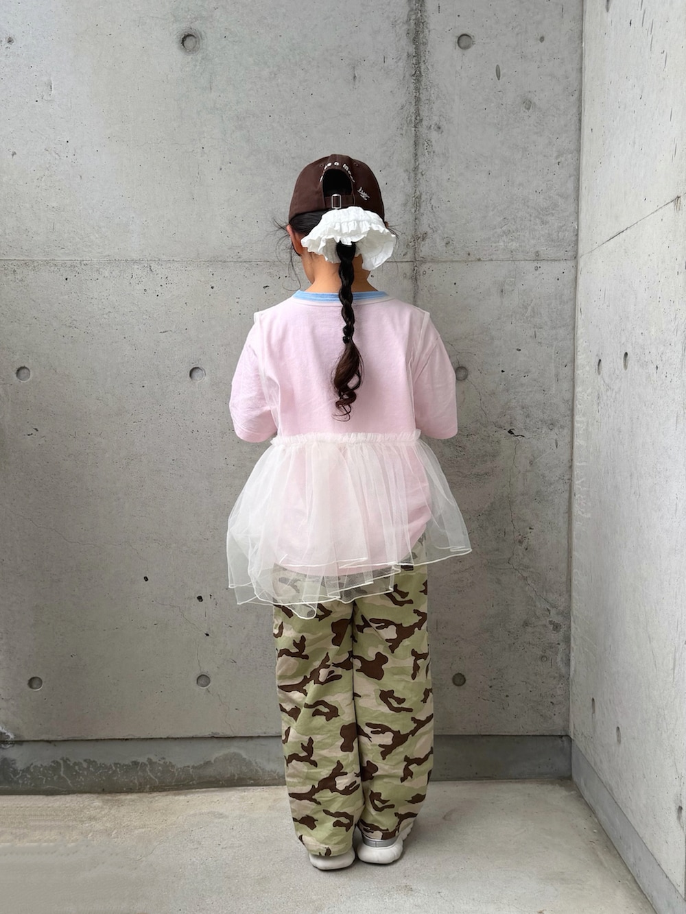 その他のその他パンツ、ピンク系のTシャツ/カットソー、ホワイト系のTシャツ/カットソーを着用したキッズの春コーディネートの3枚目の写真