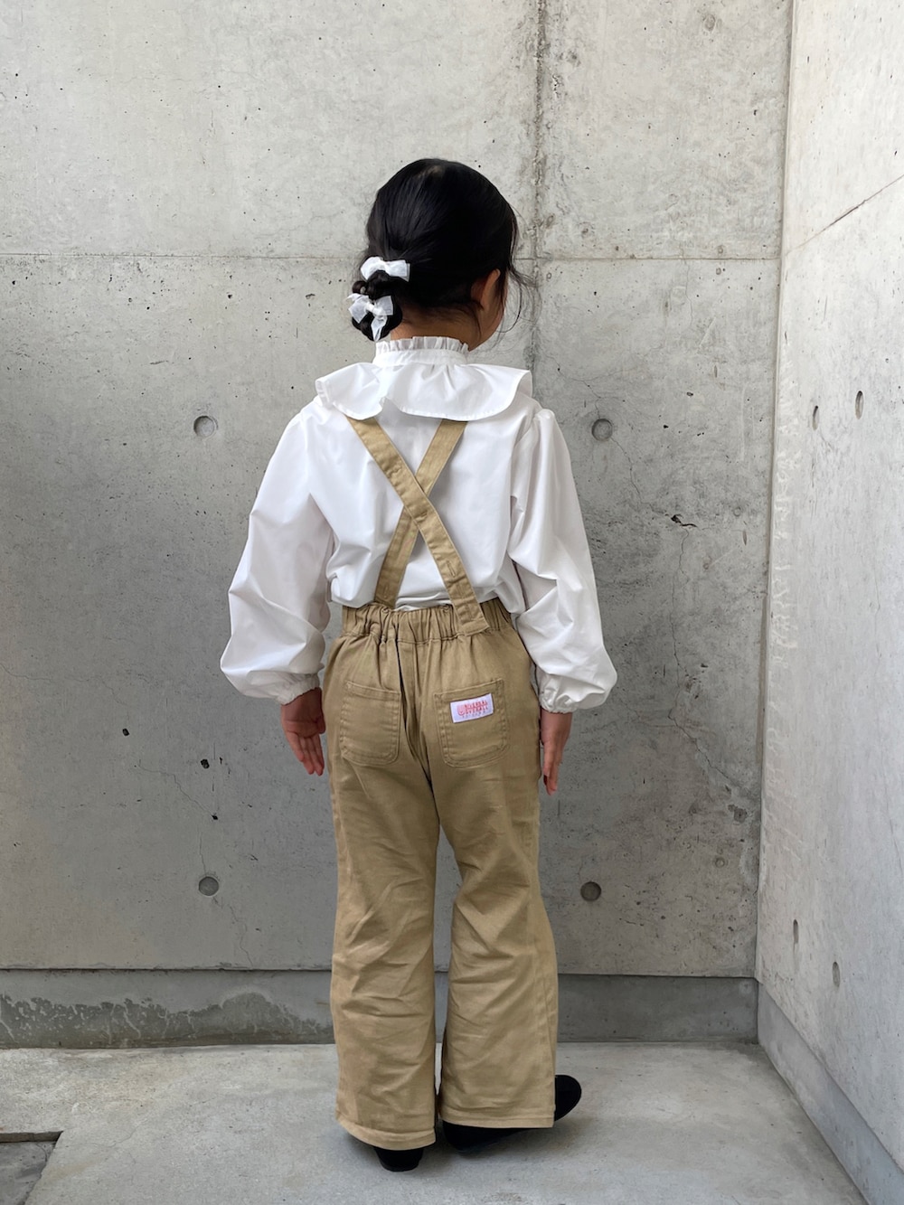 ブルー系のエコバッグ/サブバッグ、ベージュ系のサロペット/オーバーオール、ホワイト系のシャツ/ブラウスを着用したキッズの春コーディネートの5枚目の写真