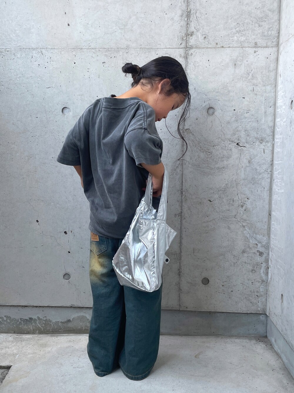 ピンク系のキャミソール、ブルー系のパンツ、グレー系のTシャツ/カットソーを着用したキッズの夏コーディネートの4枚目の写真