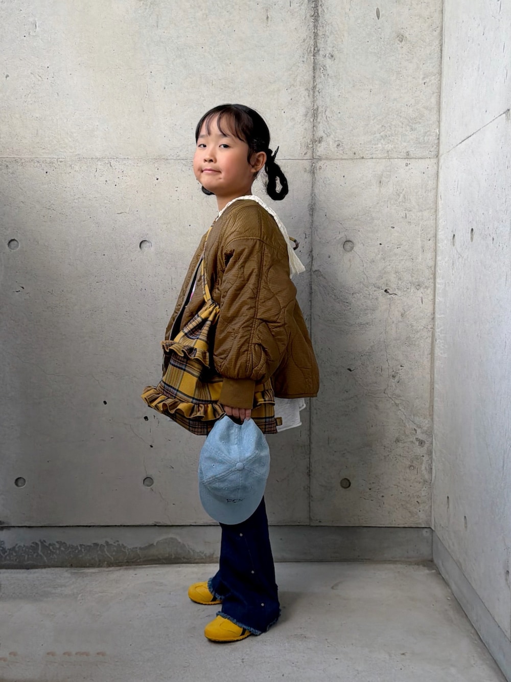 ブルー系のデニムパンツ、グレー系のワンピース、イエロー系のバックパック/リュックを着用したキッズの秋コーディネートの5枚目の写真