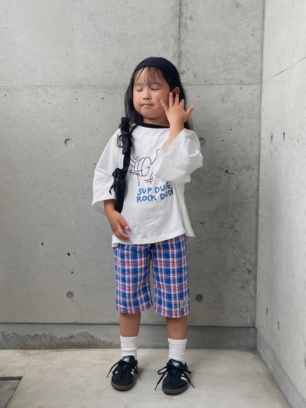 ブラック系のシューズ、ブラック系のボディバッグ/ウエストポーチ、ブルー系のその他パンツを着用したキッズの夏コーディネートの2枚目の写真