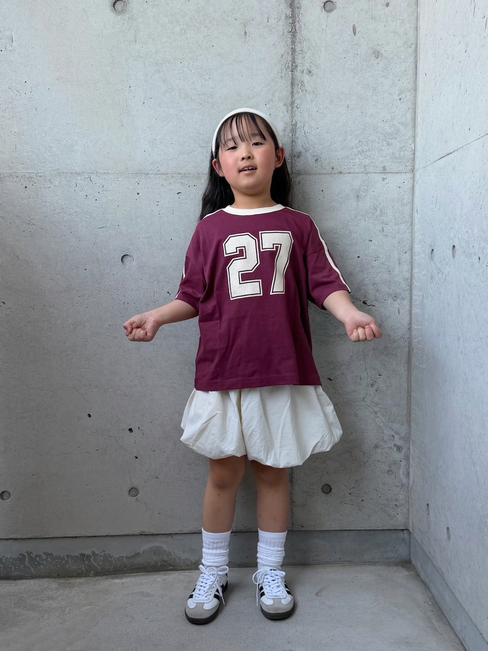 レッド系のTシャツ/カットソー、ホワイト系のその他パンツ、ホワイト系のスニーカーを着用したキッズの春コーディネートの5枚目の写真