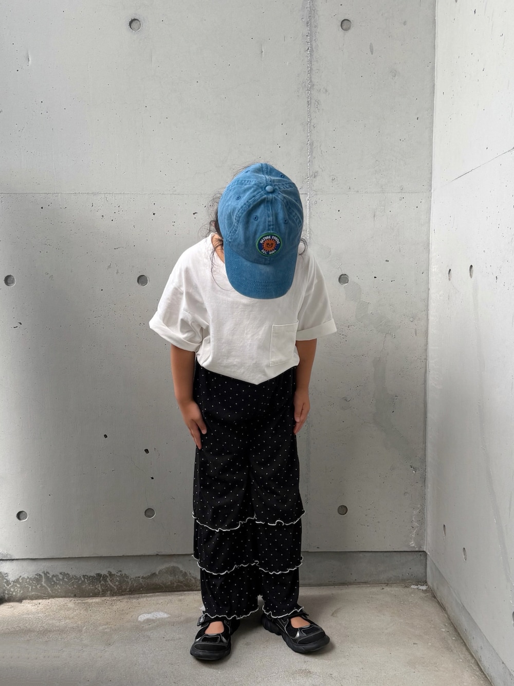 ホワイト系のTシャツ/カットソー、ブラック系のその他パンツ、ブラック系のサンダルを着用したキッズの夏コーディネートの5枚目の写真