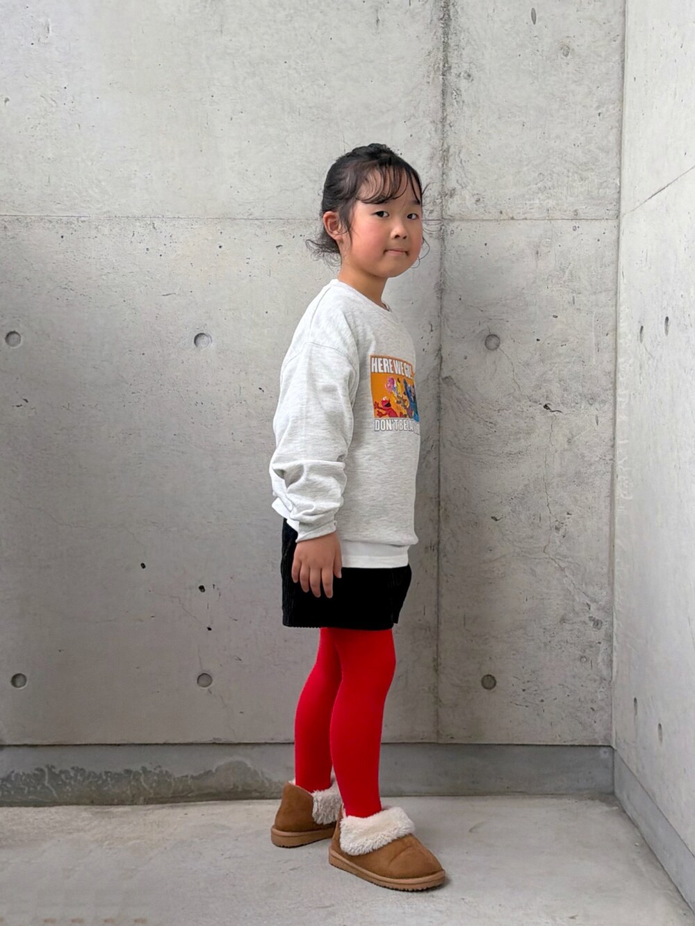 ブラウン系のブーツ、グレー系のスウェット、ブラック系のその他パンツを着用したキッズの秋コーディネートの3枚目の写真