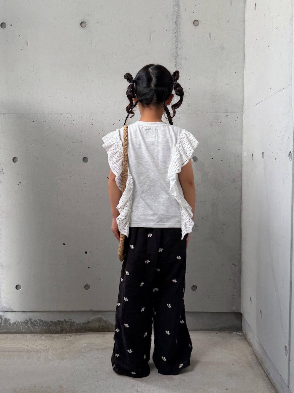 グレー系のTシャツ/カットソー、ブラック系のその他パンツ、ベージュ系のショルダーバッグを着用したキッズの夏コーディネートの3枚目の写真