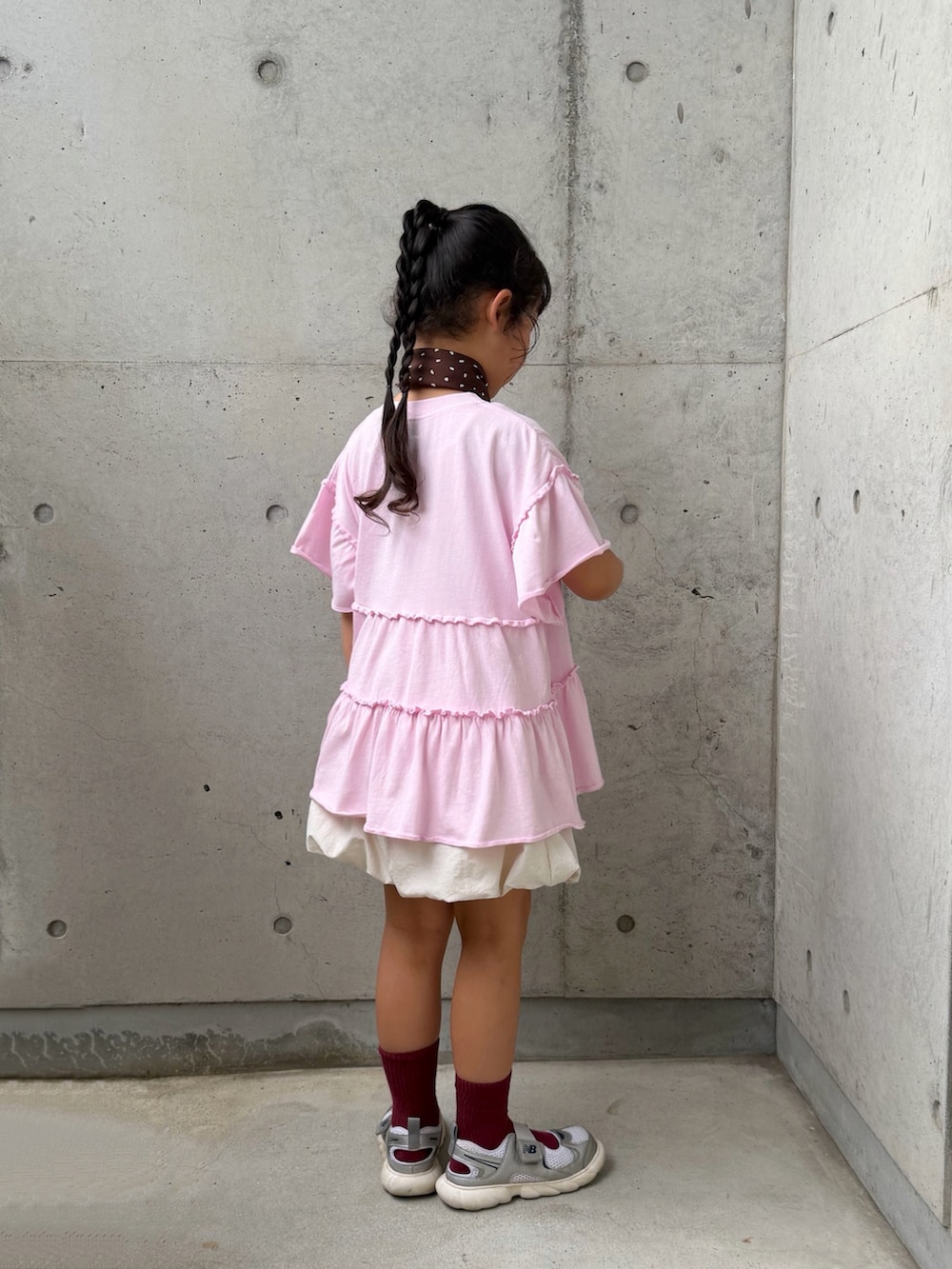 ピンク系のTシャツ/カットソー、ホワイト系のその他パンツ、シルバー系のスニーカーを着用したキッズの夏コーディネートの2枚目の写真