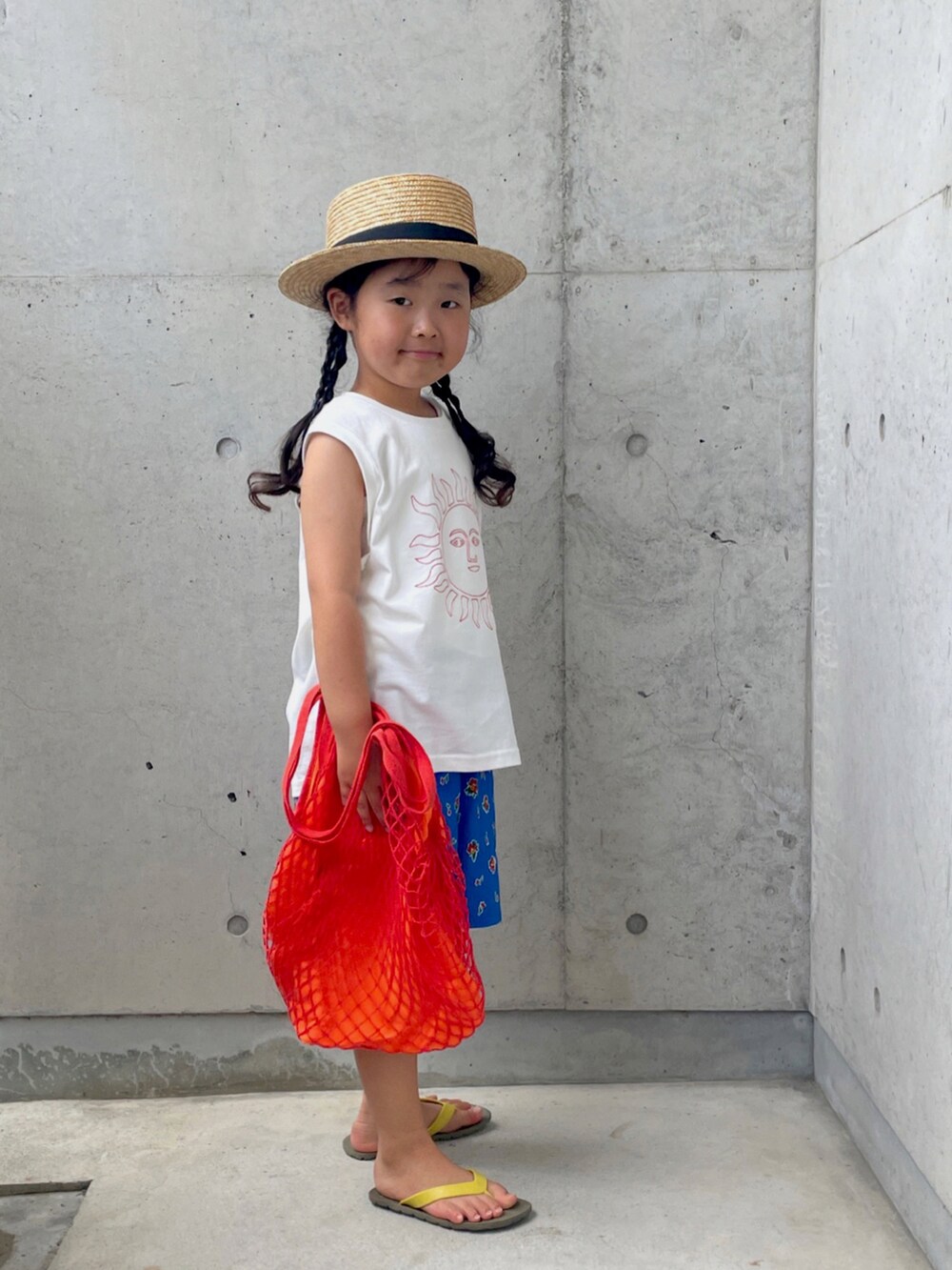 ブラウン系のサンダル、ホワイト系のトップス、ブルー系のその他パンツを着用したキッズの夏コーディネートの3枚目の写真