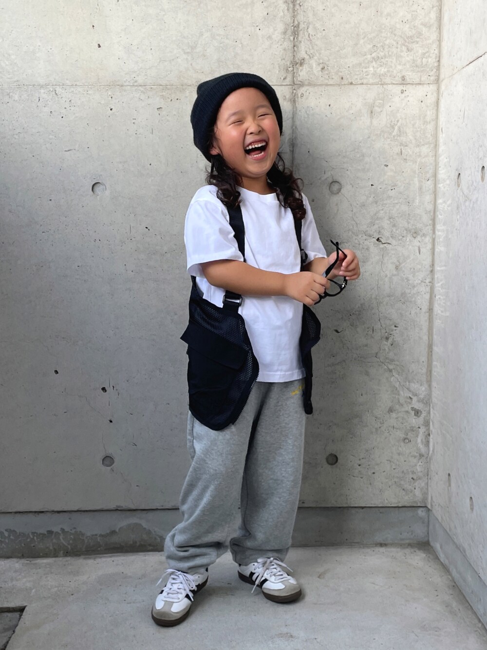 「アウトドアスタイル、秋コーデ、ベスト、白Tシャツ、スニーカー、ニット帽、メガネ女子、キッズコーデ、キッズファッション、カジュアルコーデ、メンズライク、スウェットパンツ、スウェット、モノトーン、UNIQLO」｜「WEGOのWEGO/2WAYショートビーニー（ニットキャップ/ビーニー、ブラック系）」を使った、ioooさん（キッズ・110cm）の秋コーディネートの4枚目の写真