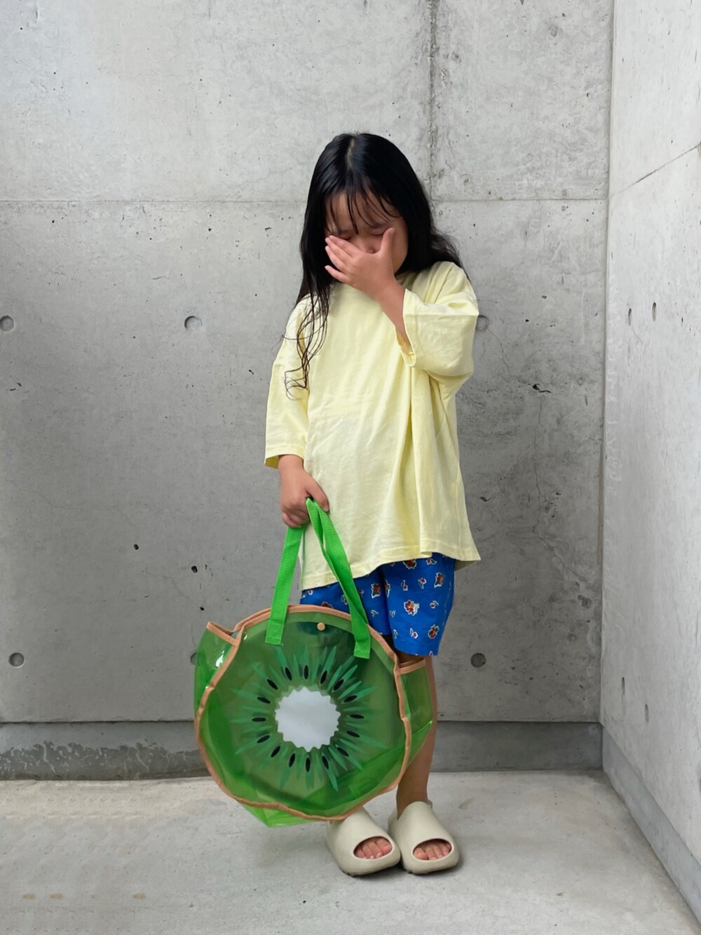 イエロー系のTシャツ/カットソー、ブルー系のその他パンツ、ベージュ系のサンダルを着用したキッズの夏コーディネートの5枚目の写真