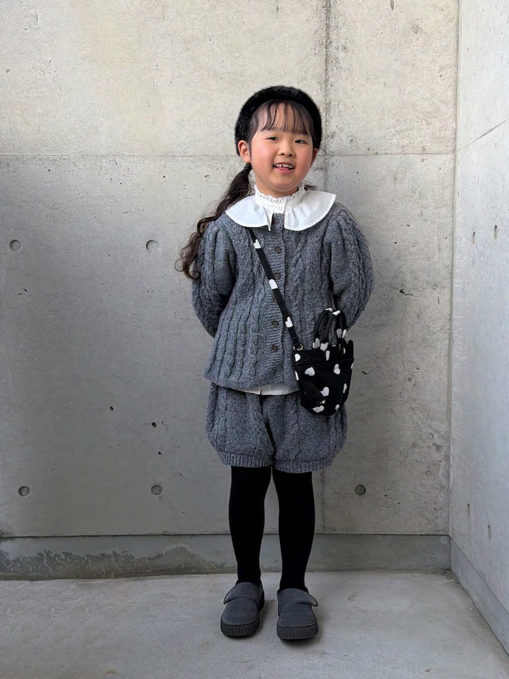 グレー系のニット/セーター、グレー系のその他パンツ、グレー系のその他シューズを着用したキッズの冬コーディネートの5枚目の写真