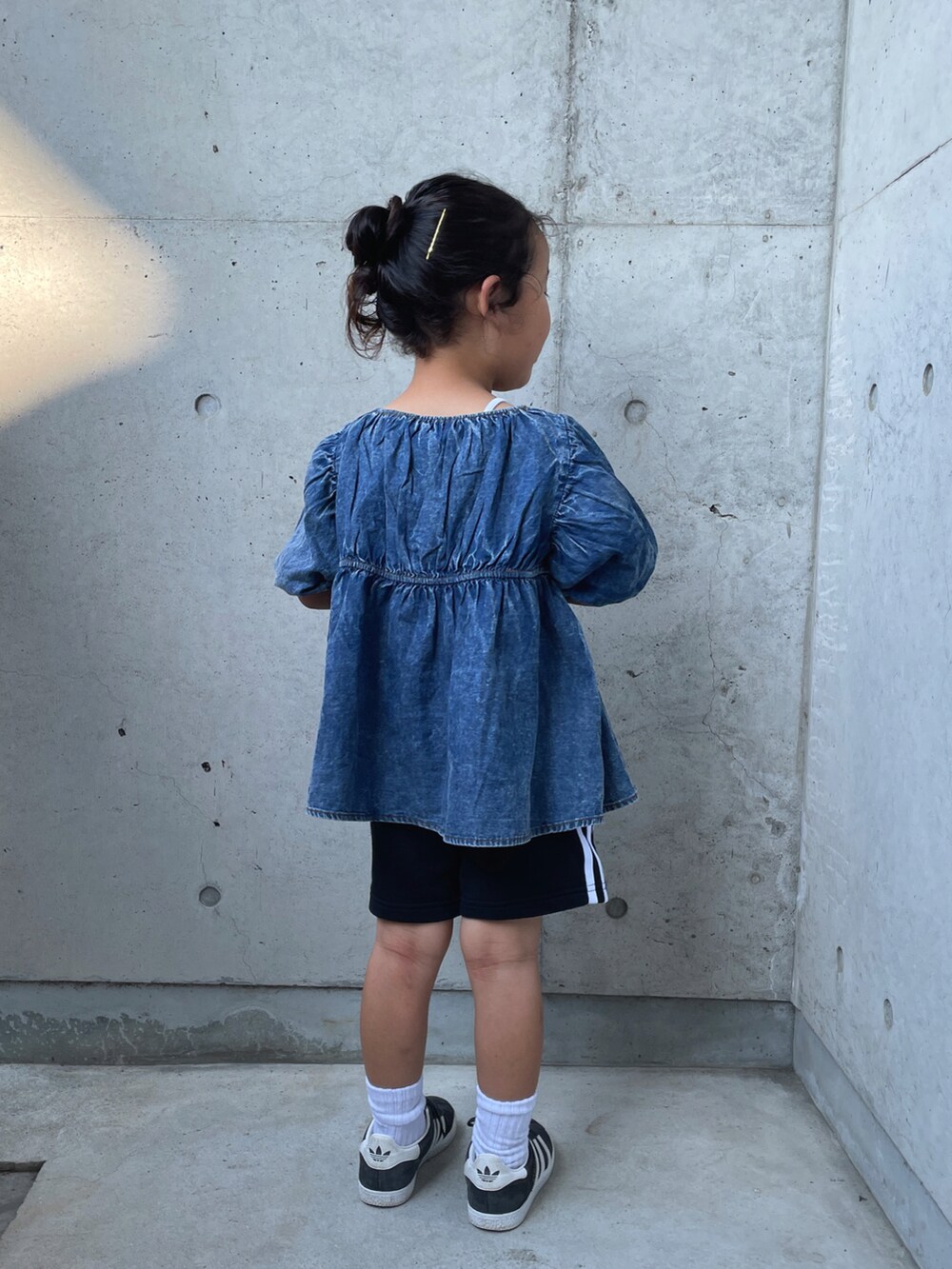 ブラック系のスニーカー、ブルー系のトップス、ブラック系のその他パンツを着用したキッズの夏コーディネートの4枚目の写真