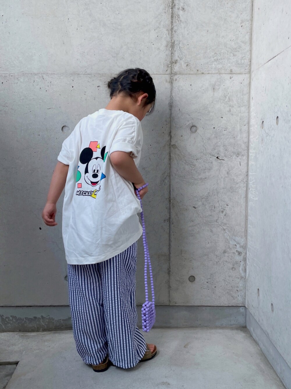 ホワイト系のTシャツ/カットソー、その他のサロペット/オーバーオール、ベージュ系のサンダルを着用したキッズの春コーディネートの3枚目の写真