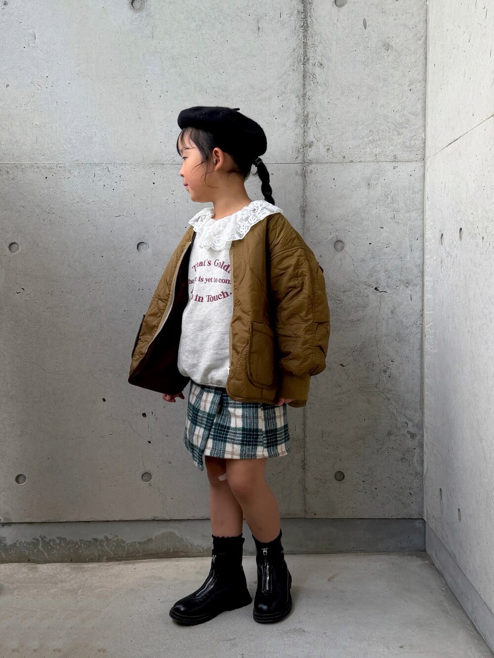 ベージュ系のスウェット、ブラウン系のダウンジャケット/コート、グリーン系のその他パンツを着用したキッズの秋コーディネートの2枚目の写真