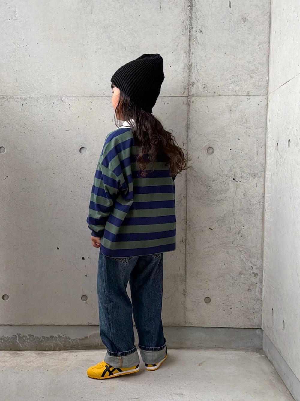 ブルー系のデニムパンツ、グリーン系のポロシャツ、ホワイト系のTシャツ/カットソーを着用したキッズの秋コーディネートの2枚目の写真