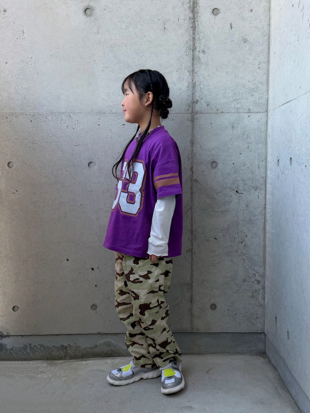 シルバー系のスニーカー、パープル系のTシャツ/カットソー、ホワイト系のTシャツ/カットソーを着用したキッズの春コーディネートの2枚目の写真