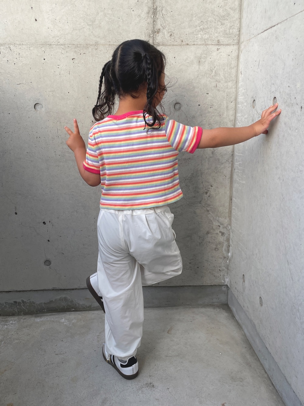 ホワイト系のカーゴパンツ、グレー系のスニーカー、その他のTシャツ/カットソーを着用したキッズの春コーディネートの3枚目の写真