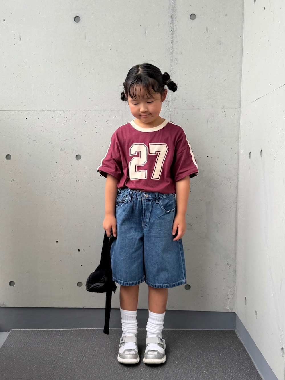 レッド系のTシャツ/カットソー、シルバー系のスニーカー、ブルー系のパンツを着用したキッズの夏コーディネートの5枚目の写真