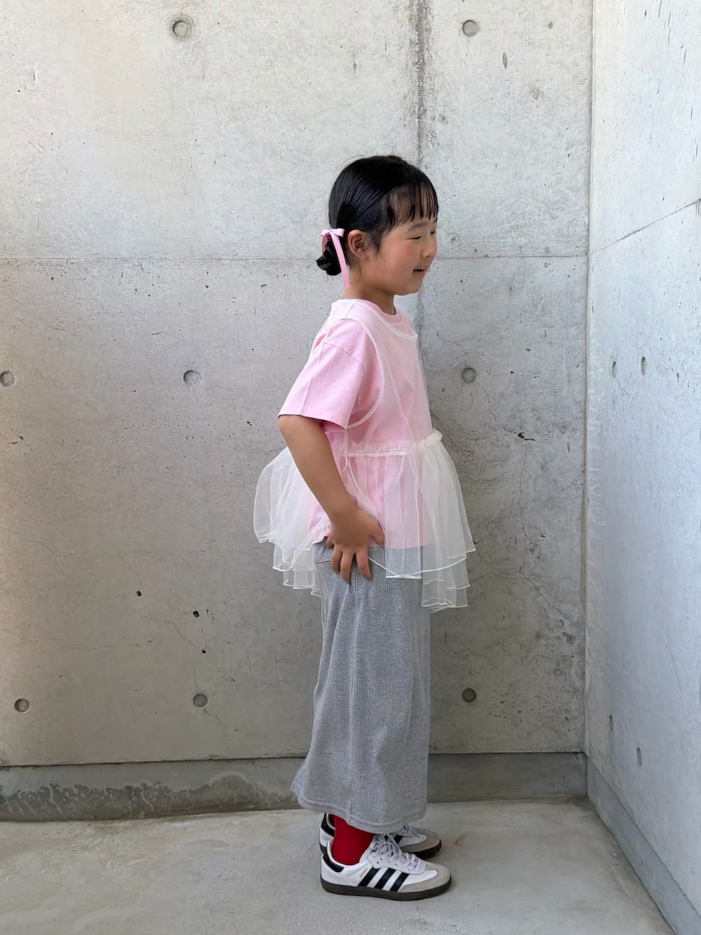 ホワイト系のTシャツ/カットソー、グレー系のスカート、ベージュ系のショルダーバッグを着用したキッズの春コーディネートの5枚目の写真