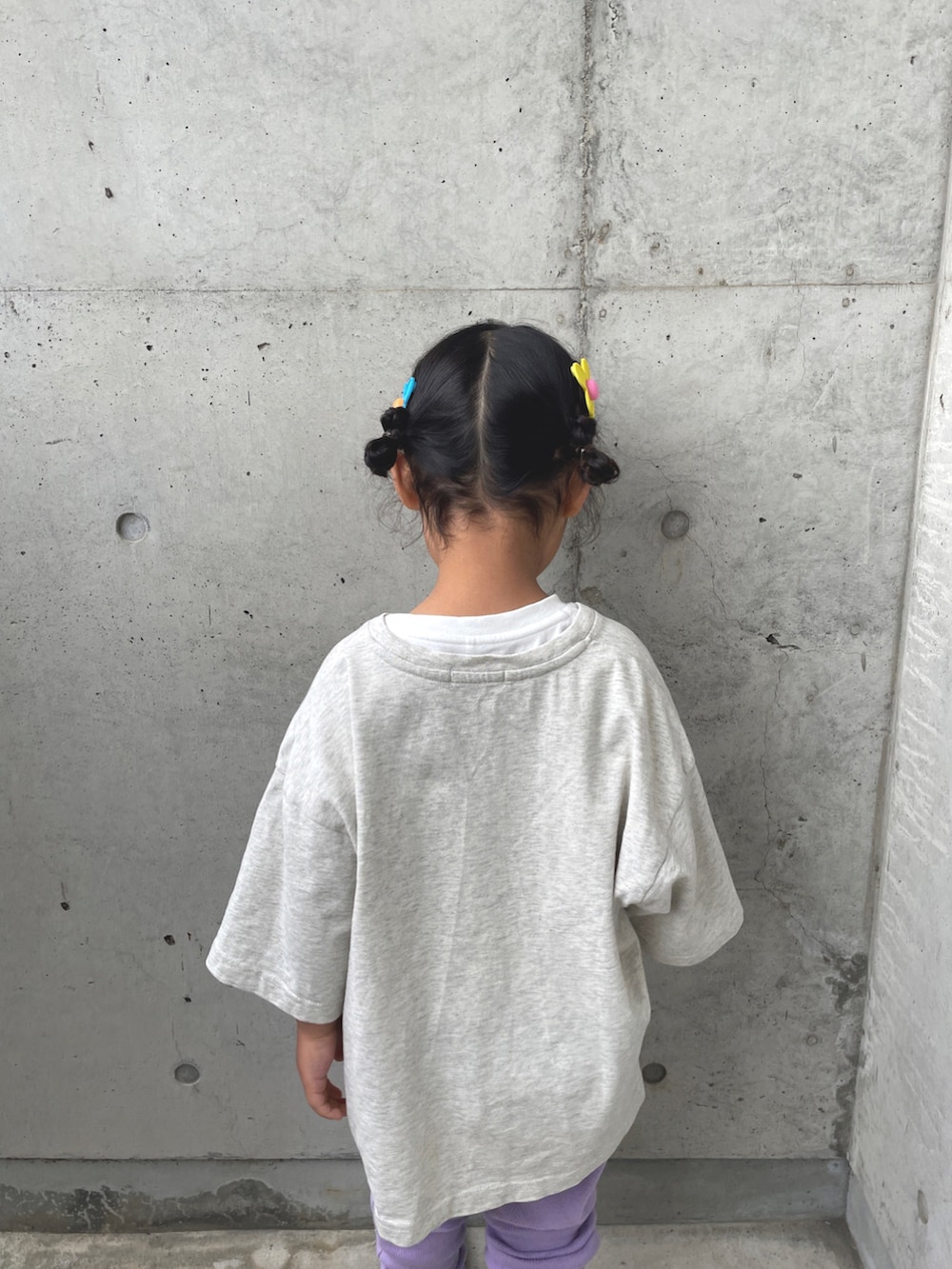 ホワイト系のスニーカー、パープル系のその他パンツ、ホワイト系のTシャツ/カットソーを着用したキッズの春コーディネートの3枚目の写真