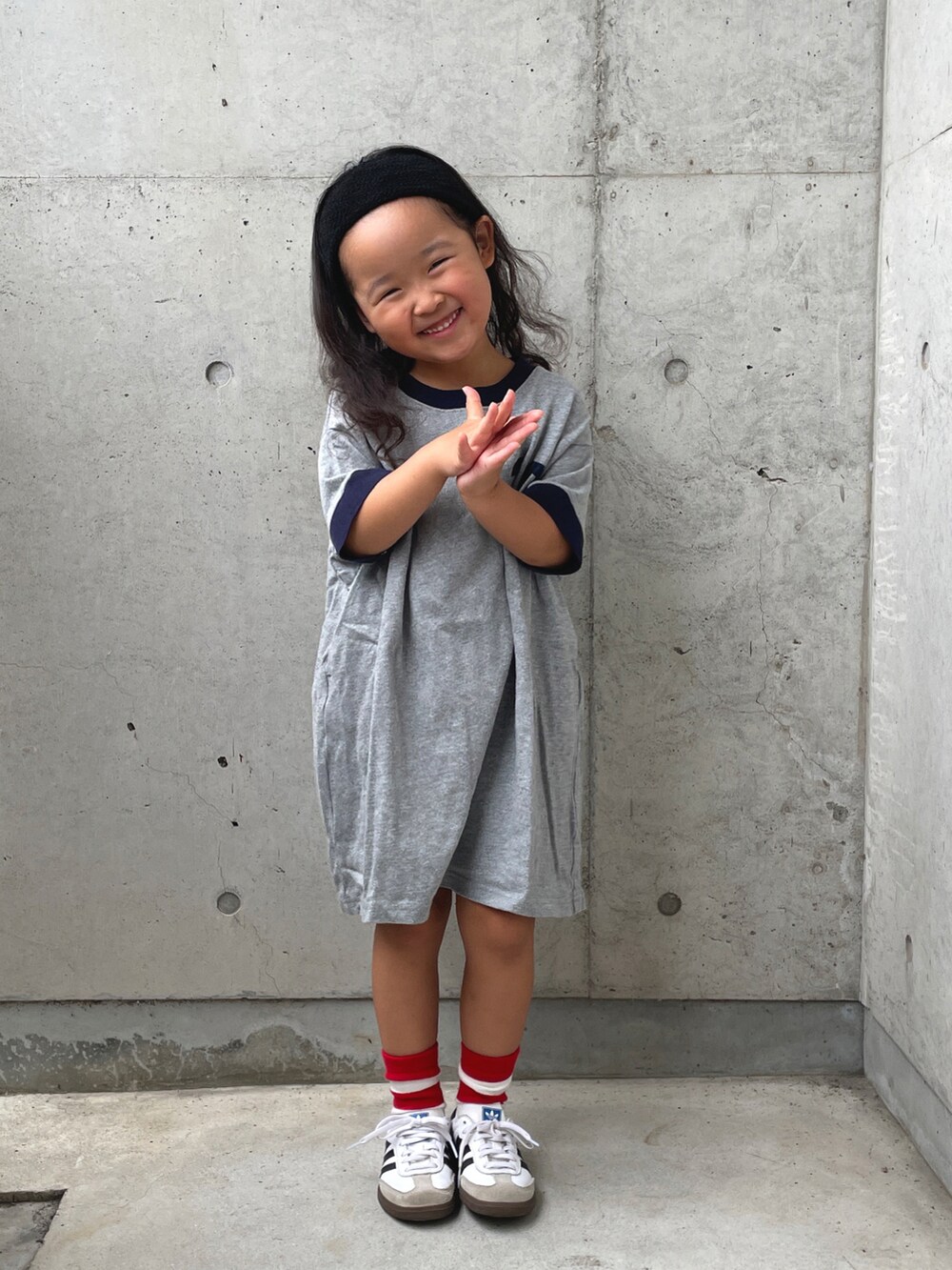 ホワイト系のスニーカー、グレー系のワンピース、グレー系のソックス/靴下を着用したキッズの夏コーディネートの4枚目の写真