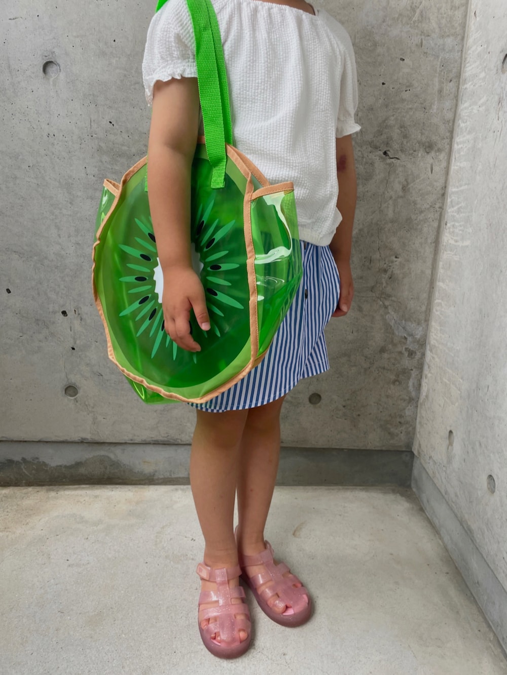 ブルー系のその他パンツ、ホワイト系のトップス、その他のサンダルを着用したキッズの夏コーディネートの5枚目の写真