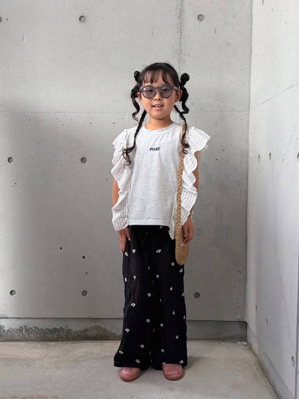 グレー系のTシャツ/カットソー、ブラック系のその他パンツ、ベージュ系のショルダーバッグを着用したキッズの夏コーディネートの5枚目の写真