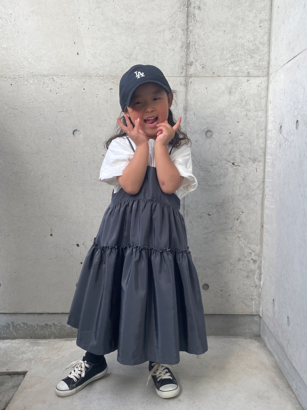 ホワイト系のスニーカー、グレー系のワンピース、ホワイト系のTシャツ/カットソーを着用したキッズの春コーディネートの5枚目の写真