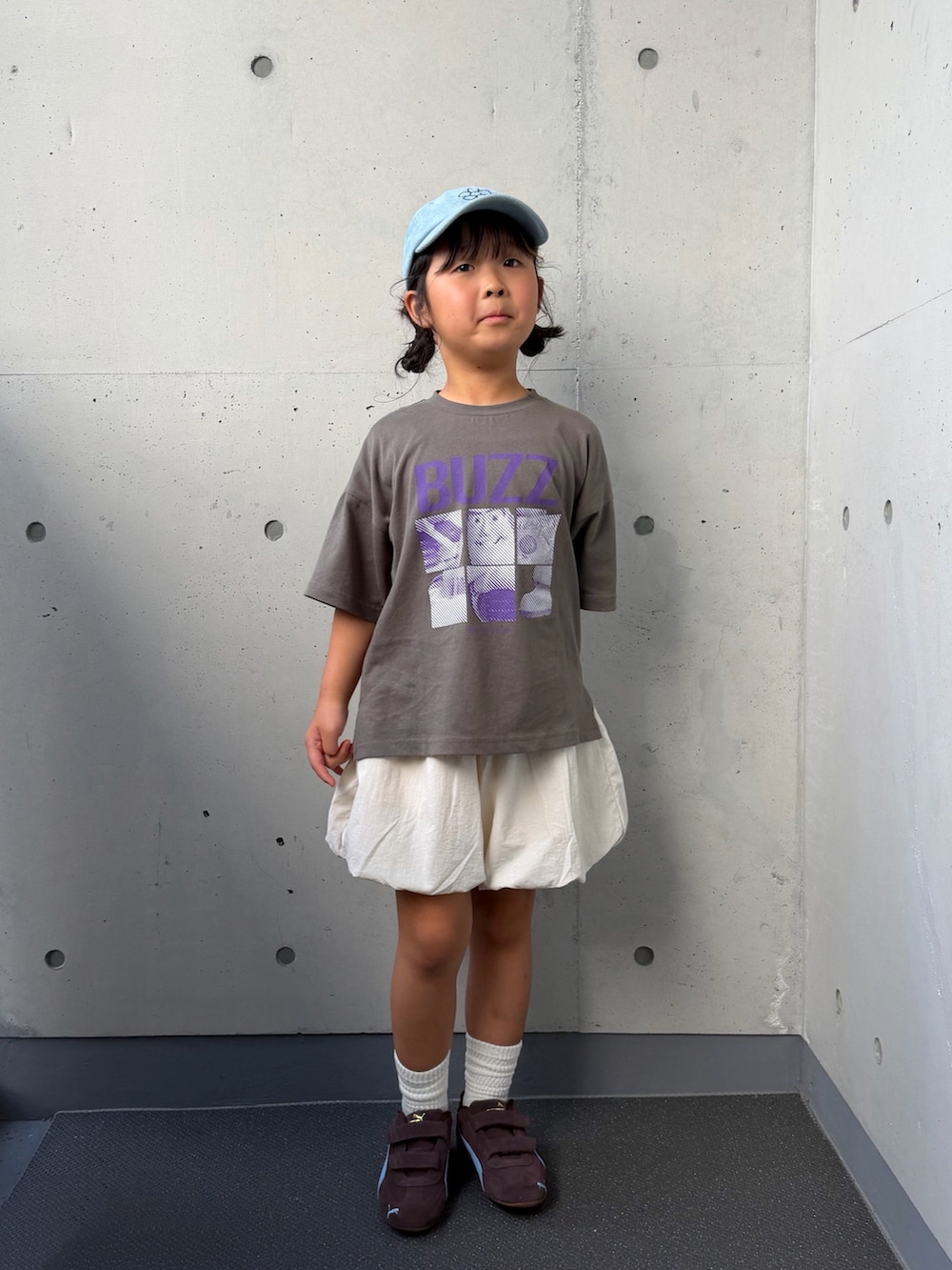 ブラック系のTシャツ/カットソー、ブラウン系のスニーカー、ホワイト系のその他パンツを着用したキッズの秋コーディネートの5枚目の写真