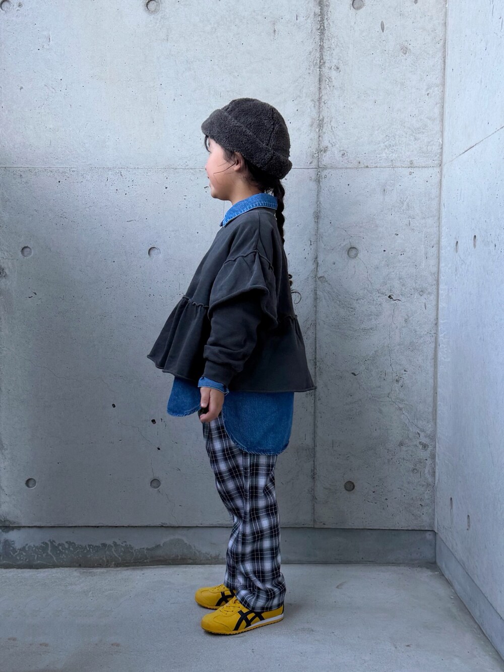 ブルー系のシャツ/ブラウス、グレー系のTシャツ/カットソー、イエロー系のスニーカーを着用したキッズの秋コーディネートの2枚目の写真
