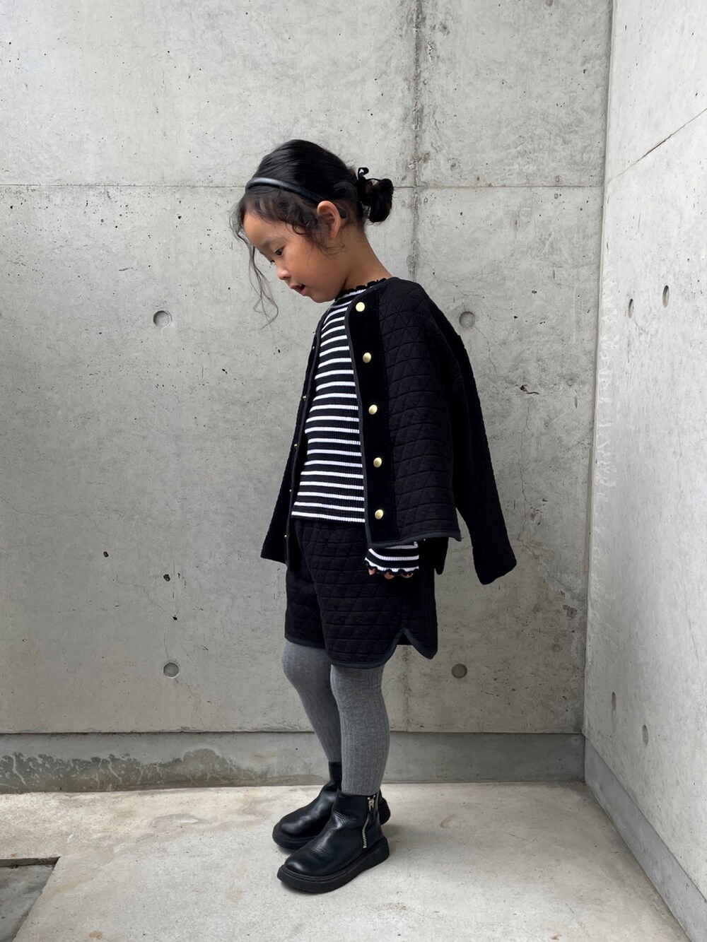 ブラック系のカーディガン/ボレロ、グレー系のワンピース、ブラック系のその他パンツを着用したキッズの秋コーディネートの3枚目の写真