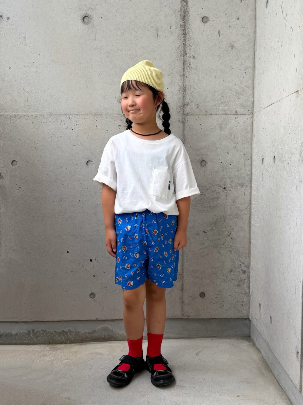ブルー系のその他パンツ、ホワイト系のTシャツ/カットソー、ブラック系のサンダルを着用したキッズの春コーディネートの4枚目の写真
