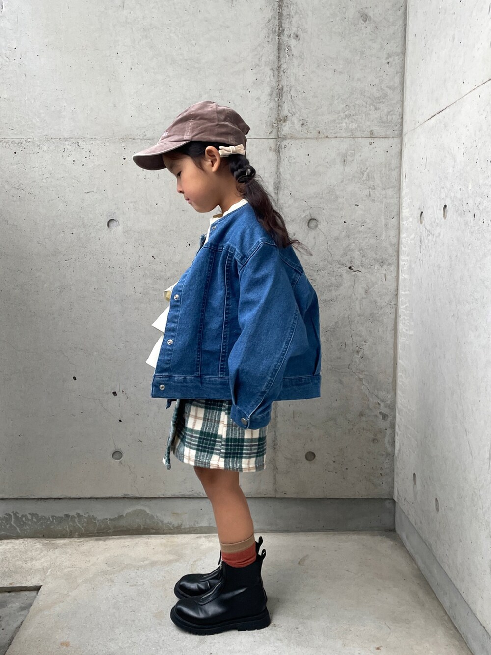 ブルー系のデニムジャケット、ホワイト系のTシャツ/カットソー、グリーン系のその他パンツを着用したキッズの冬コーディネートの3枚目の写真