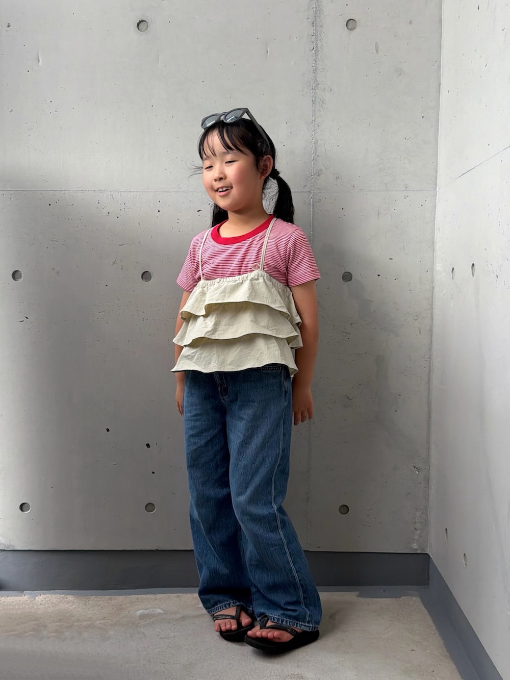 レッド系のTシャツ/カットソー、ホワイト系のTシャツ/カットソー、ブラック系のサンダルを着用したキッズの夏コーディネートの5枚目の写真